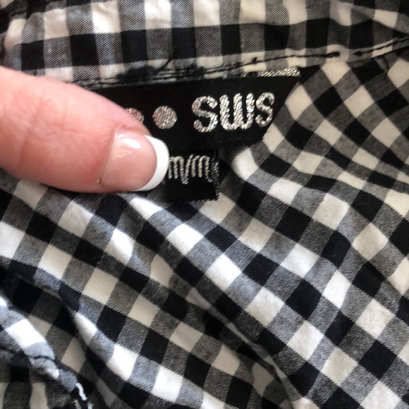 🙀$10 SALE Gingham pattern button up - Picture 2 of 4